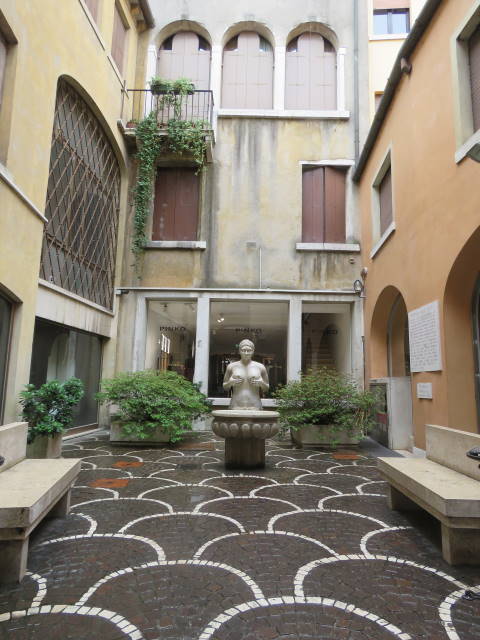 Treviso, fontana delle tette, Veneto